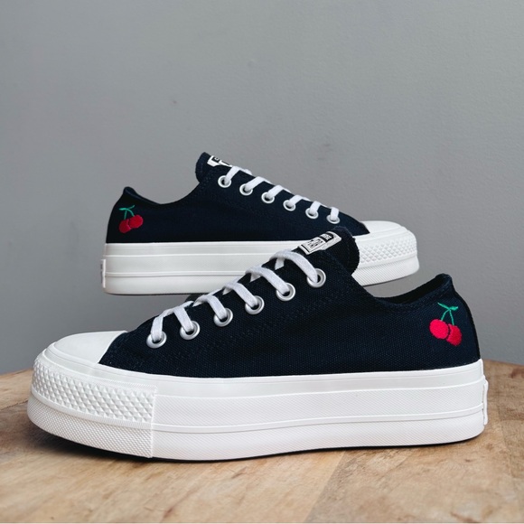 Converse Wmns size 7.5 Chuck Taylor All Star Lift Platform Low 'Cherries' Black - Picture 2 of 10